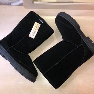 NWT Bearpaw black boots, original style!